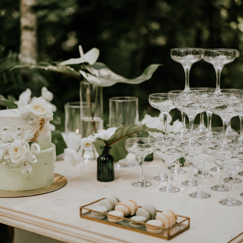 Sweettable bei einer Hochzeit mit Macarons, Hochzeitstorte und Champagnerpyramide